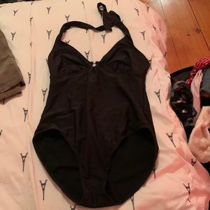 It’s an Anne cole swim suit. Super comfortable. Ties around neck. Ring in middle